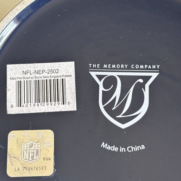 The Memory Company NFL New England Patriots Size 7"W x 3"H Pet Bowl w/ 3D Bone - Picture 5 of 5